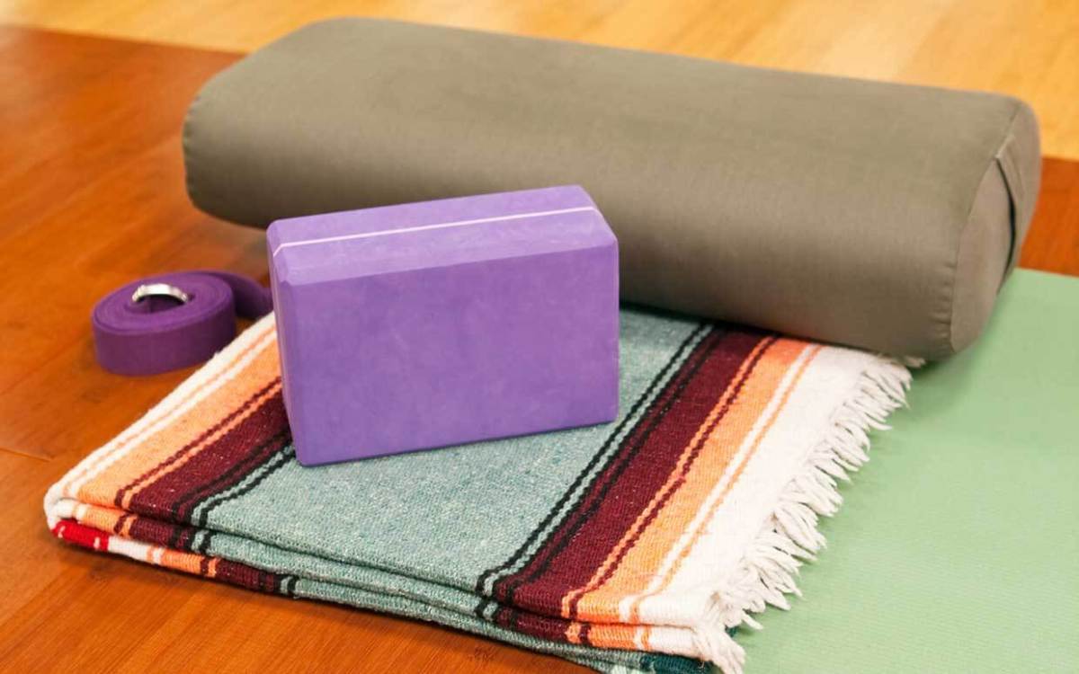 10-best-yoga-props-ftr